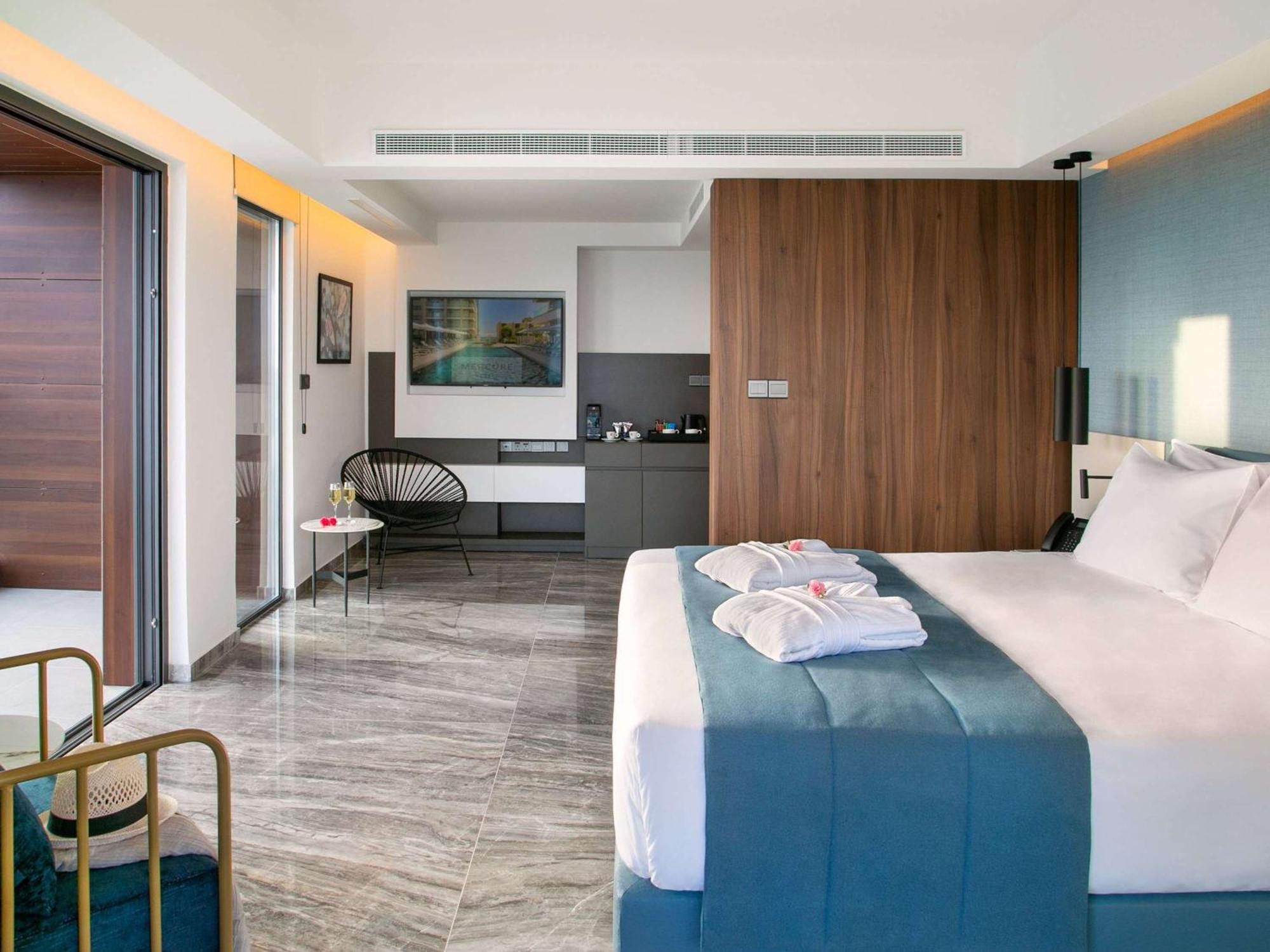 Mercure Larnaca Beach Resort Buitenkant foto