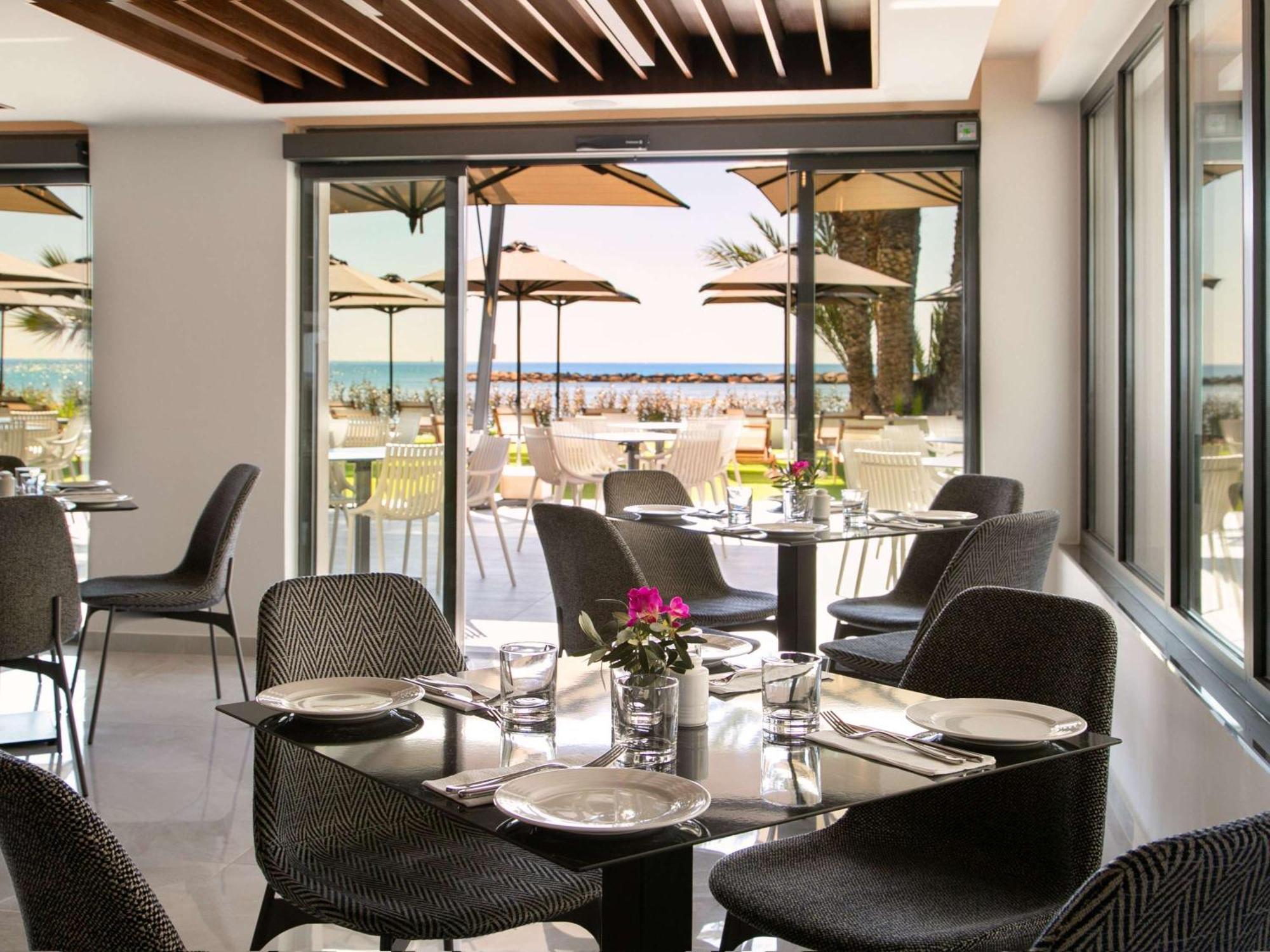 Mercure Larnaca Beach Resort Buitenkant foto