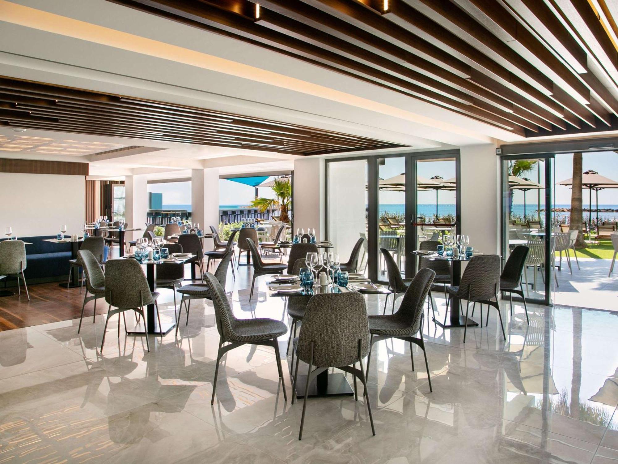 Mercure Larnaca Beach Resort Buitenkant foto